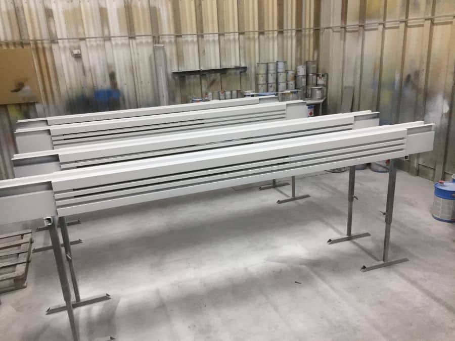 Metallikappaleiden maalausta